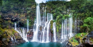 عکس با کیفیت از طبیت زیبا با رنگ های طبیعی شامل آبشارهای بلند جاری از کوه های سرسبز و دریاچه نیلی رنگ یا دانلود عکس با کیفیت از آبشارهای بزرگ گالت در سنت ژوزف در جزیره رئونیون