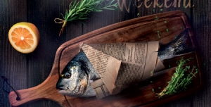 پوستر و تراکت تبلیغاتی بسیار زیبا جهت رستوران غذاهای دریایی با سبکی خاص و ویژه با عکس ماهی کامل روی تخته چوبی و رزماری و ادویه جات و نارنج