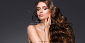 عکس با کیفیت چهره بانو با موهای رنگ و ویو شده و درخشان برای تبلیغ خدمات آرایش موی بانوان با پس زمینه تیره
