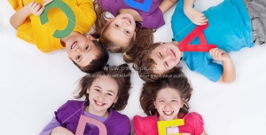 عکس با کیفیت حلقه کودکان شاد با حروف الفبای انگلیسی رنگی در دست یا دانلود عکس 5 کودک خوابیده روی زمین با حروف لاتین a , b ,c, d, e و f با زمینه سفید