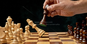 عکس با کیفیت تخته شطرنج چوبی با قطعات شطرنج و شکست مهره های سفید از سیاه