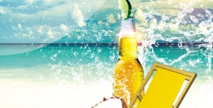 تراکت و پوستر لایه باز تفریح و سرگرمی و گردشگری + PSD با تصویر فانتزی صندلی حصیری و بطری نوشیدنی و نارگیل و اسپیکر و ساحل زیبا