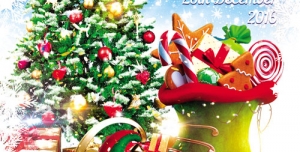 تراکت و پوستر لایه باز جشن کریسمس + PSD با تصویر فانتزی و نقاشی شده هدیه های کریسمس درون یورتمه به شکل کفش اسکیت و درخت کریسمس تزیین شده