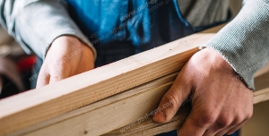 عکس با کیفیت نجار با چوب برش خورده در دست ویژه استفاده در امور تبلیغاتی و تجاری طراحی کاتالوگ ، بروشور و تراکت با موضوع نجاری ، صنایع چوب و ساخت میز ، مبل و صندلی