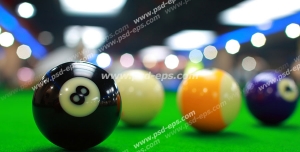 عکس با کیفیت توپ های بیلیارد رنگارنگ بر روی میز بلینگ درون باشگاه بیلیارد