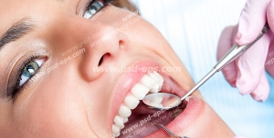 عکس با کیفیت چهره بانویی از نمای نزدیک در حال معاینه دندان ها