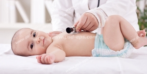 عکس با کیفیت پزشک در حال معاینه کودک و یا نوزاد با استفاده از استتوسکوپ