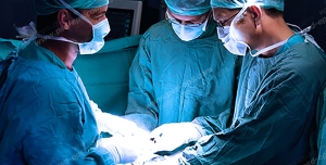 عکس با کیفیت اتاق عمل جراحی با پزشکان و دستیاران به همراه تجهیزات در حین عمل جراحی