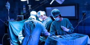عکس با کیفیت اتاق عمل جراحی با دستیاران و پزشکان به همراه تجهیزات جراحی