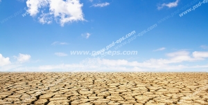 عکس با کیفیت بیابان خشک با زمین ترک خورده با خورشید در آسمان آبی و ابری