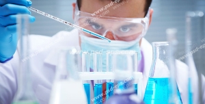 عکس با کیفیت پزشک شیمی در حال آنالیز مواد در آزمایشگاه با تجهیزات آنالیز