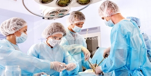عکس با کیفیت اتاق عمل جراحی با دستیاران و پزشکان به همراه تجهیزات جراحی در حین عمل جراحی