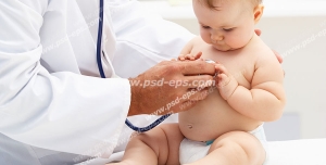 عکس با کیفیت معاینه کودکی توسط متخصص اطفال به وسیله گوشی طبی یا استِتوسکوپ