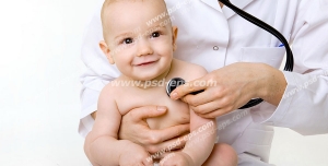 عکس با کیفیت متخصص اطفال در حال معاینه کودکی به وسیله گوشی طبی یا استِتوسکوپ