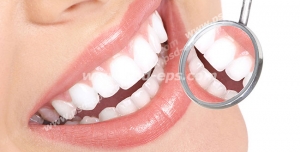 عکس با کیفیت چهره و فون با لبخندی ملیح با انعکاس تصویر در آینه دندانپزشکی