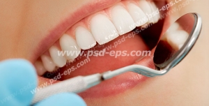عکس با کیفیت معاینه دندان ها توسط آینه دندانپزشکی تبلیغاتی مناسب مطب ها و درمانگاه های دندانپزشکی