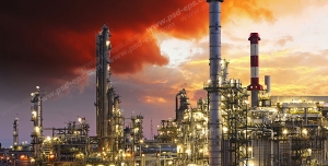 عکس با کیفیت نمای دور از ایستگاه نفتی یا چاه نفت یا سایت شرکت نفتی و آسمان ابری و قرمز رنگ