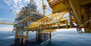 عکس با کیفیت نمایی از ایستگاه نفتی یا سایت شرکت های نفت یا چاه نفت دریایی به رنگ های زرد و سفید