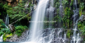 عکس با کیفیت آبشاری با آب زلال در جنگل و سرازیر از تپه ای سرسبز