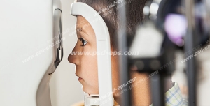 عکس با کیفیت کودکی در مقابل دستگاه پریمتری و در حال سنجش بینایی چشم