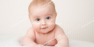 عکس با کیفیت کودک بانمک با موهای بور و چشمان آبی رنگ