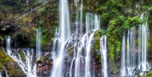 عکس با کیفیت آبشارهای سرازیر از بالای دره و پرتگاه به سمت برکه و رود فیروزه ای