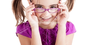 عکس با کیفیت دختربچه ای زیبا در حال زدن عینک
