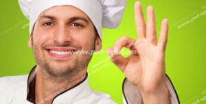 عکس با کیفیت آشپز یا سرآشپز با لباس و کلاه سفید آشپزی با لبخند