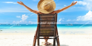 عکس با کیفیت جهانگرد یا مسافر نشسته بر روی صندلی چوبی در لب ساحل دریا با کلاه آفتابی
