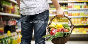 عکس با کیفیت مشتری فروشگاه زنجیره ای با سبد چوبی در دست در حال خرید میوه و سبزیجات