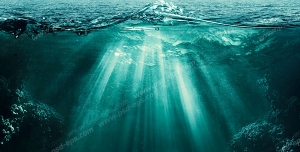 عکس با کیفیت تلالو نور درون آب های سبز و نیلگون برکه