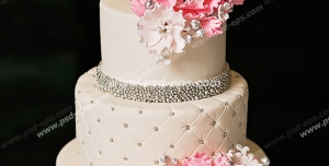 عکس با کیفیت کیک سه طبقه عروسی یا نامزدی تزئین شده با گل های سفید و صورتی و نگین