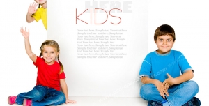 عکس با کیفیت دو کودک دختر و یک پسر نشسته و ایستاده با امکان افزودن متن یا استند تبلیغاتی به تصویر