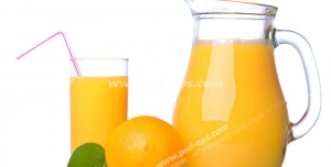 عکس با کیفیت پارچ و لیوان بلور حاوی آب پرتقال به همراه پرتقالی در کنار آن