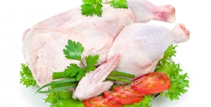 عکس با کیفیت گوشت مرغ کامل خام تزئین شده با کرفس و گوجه