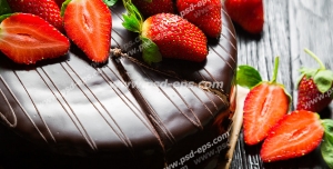 عکس با کیفیت کیک با روکش کاکائویی و تزئین شده با دانه های توت فرنگی