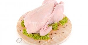 عکس با کیفیت گوشت مرغ کامل خام تزئین شده با برگ کاهو و نخود فرنگی بر روی تخته گوشت چوبی