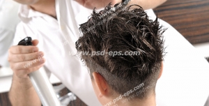 عکس با کیفیت آرایشگر مردانه در حال آرایش و پیرایش موهای سر مشتری