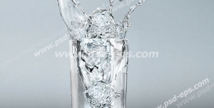 عکس با کیفیت لیوان آب سرد همراه با یخ با زمینه خاکستری