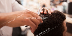 عکس با کیفیت آرایشگر در حال شانه و کوتاه کردن و پیرایش موهای سر مشتری