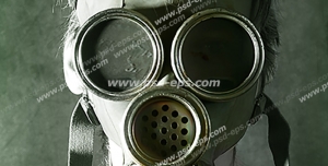 عکس با کیفیت فردی با ماسک ضد گاز شیمیایی با زمینه دودی رنگ