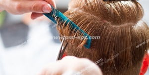 عکس با کیفیت پیرایش موی سر توسط آرایشگر مردانه در آرایشگاه یا سلمانی