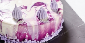 عکس با کیفیت کیک خامه ای و میوه ای و تزئین شده با قیف و ماسوره به شکل خامه ستاره ای