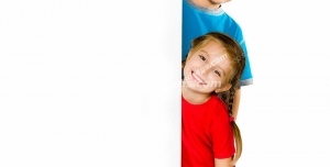 عکس با کیفیت دو کودک دختر و پسر در کنار جای خالی مناسب برای تصویر یا متن تبلیغاتی شما