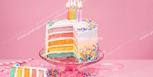عکس با کیفیت کیک چند لایه میوه ای و مزین با دانه های شکلاتی و شمع