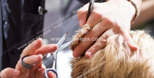 عکس با کیفیت کوتاه کردن موهای سر مشتری توسط آرایشگر مردانه در آرایشگاه