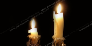 عکس با کیفیت دو عدد شمع روشن بر روی جاشمعی با زمینه مشکی