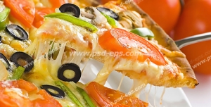 عکس با کیفیت جدا کردن برشی از پیتزای قارچ و سبزی جات با پنیر پیتزای فراوان