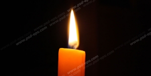 عکس با کیفیت نمای نزدیک از شمع روشن با زمینه سیاه رنگ