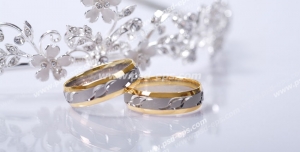 عکس با کیفیت حلقه های نامزدی یا عروسی در کنار تاج عروس